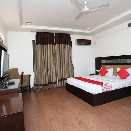 Oyo 6845 The Grand Hotel New Delhi Buitenkant foto