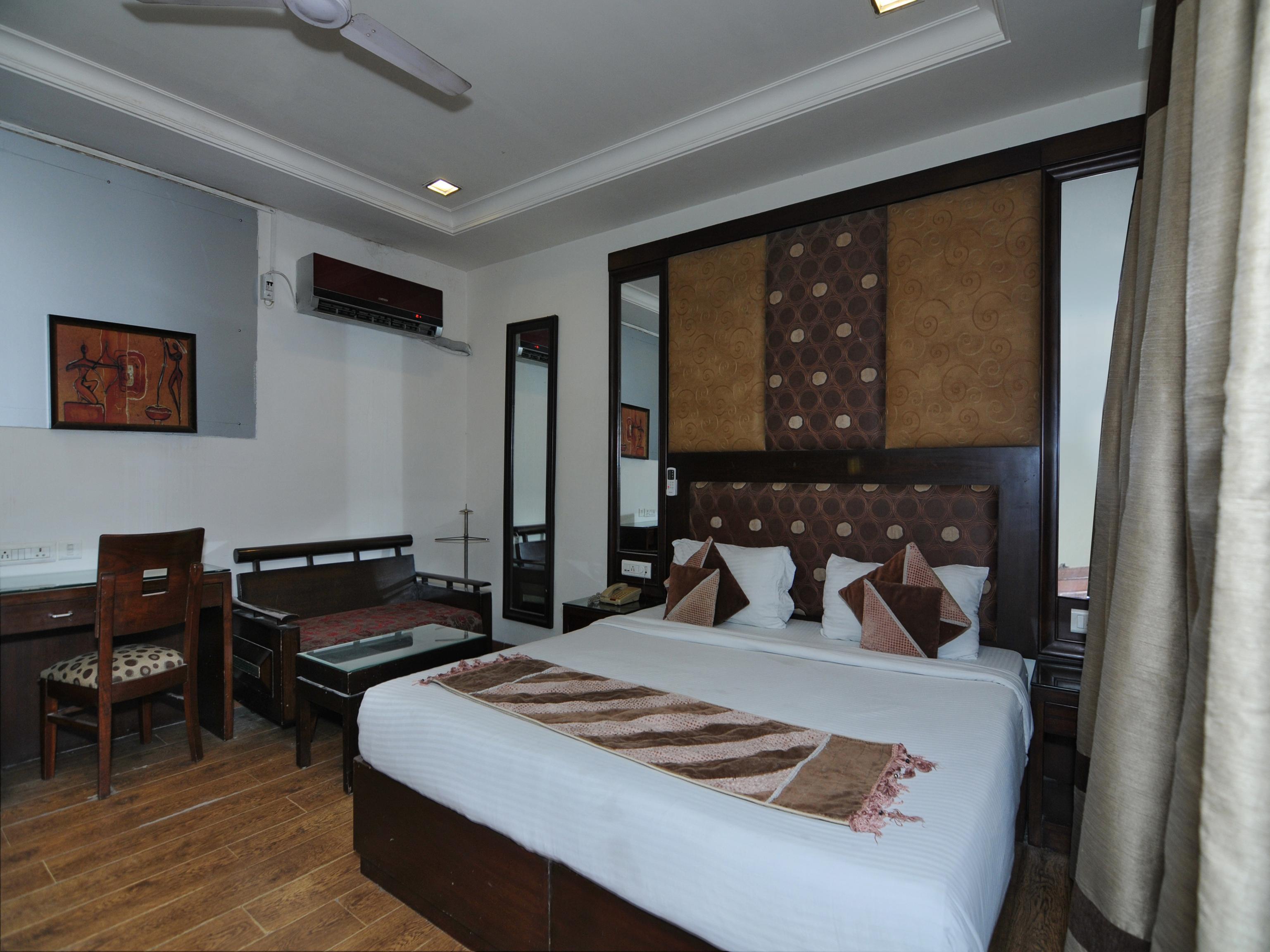 Oyo 6845 The Grand Hotel New Delhi Buitenkant foto
