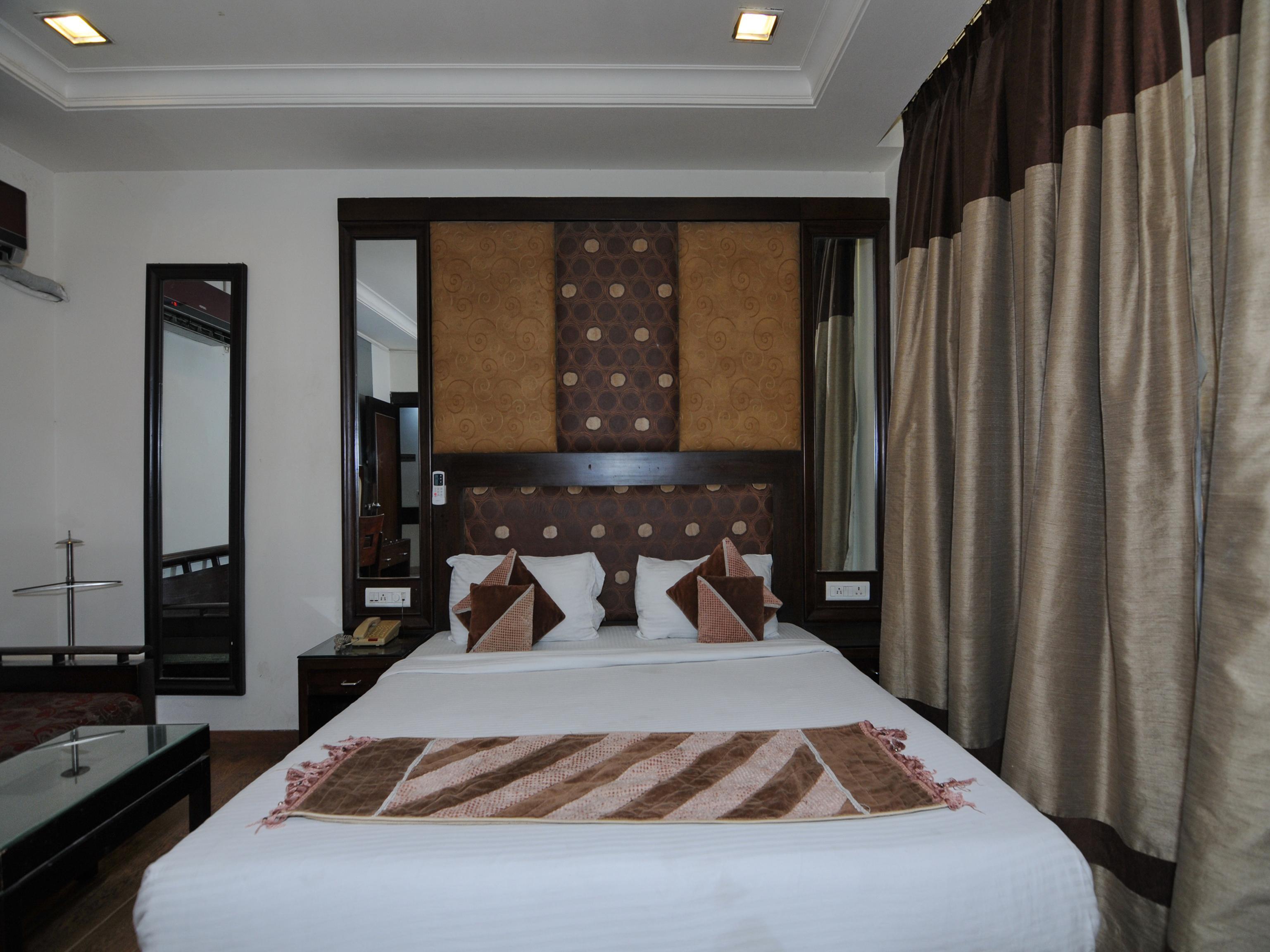 Oyo 6845 The Grand Hotel New Delhi Buitenkant foto