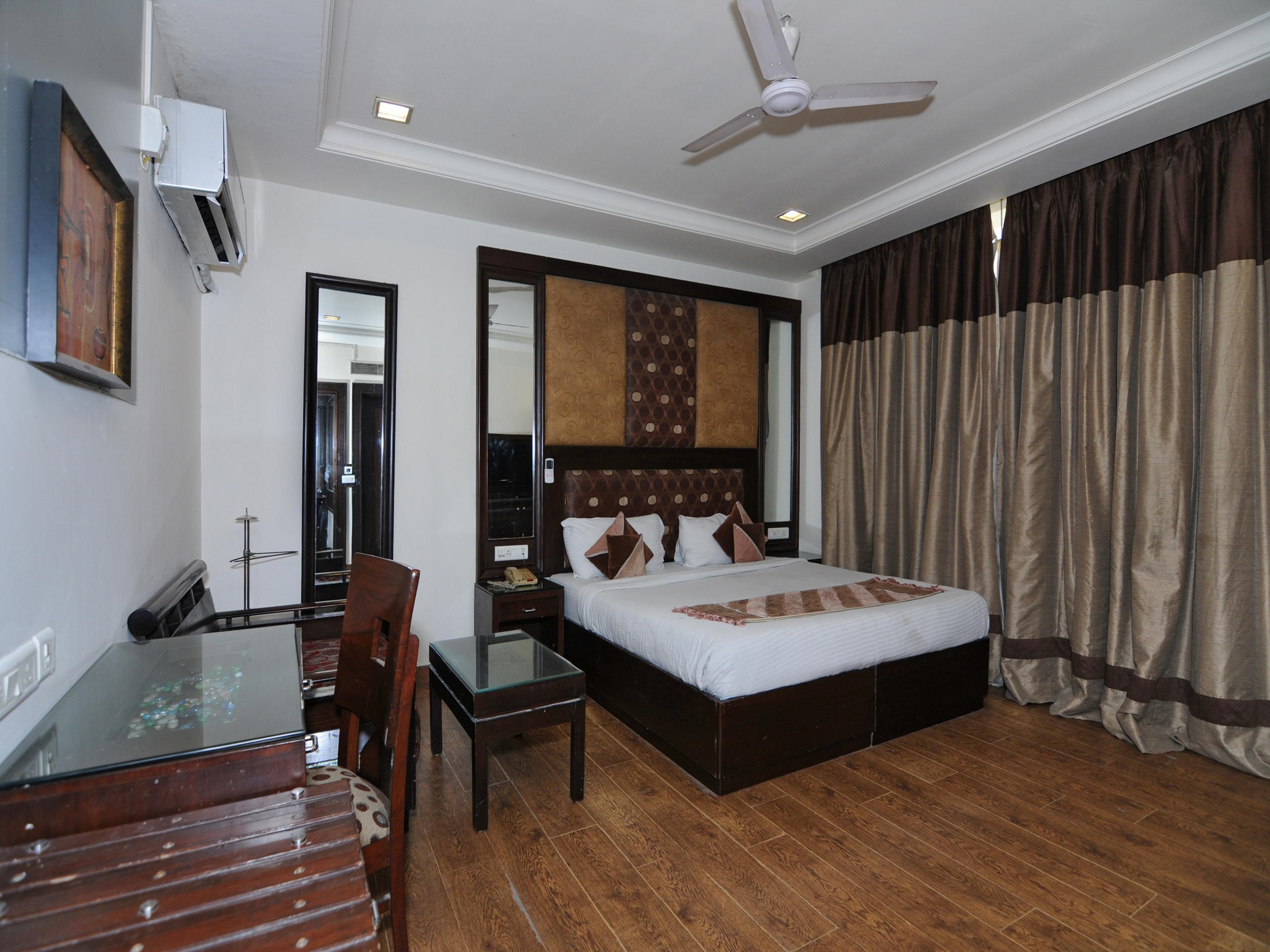 Oyo 6845 The Grand Hotel New Delhi Buitenkant foto
