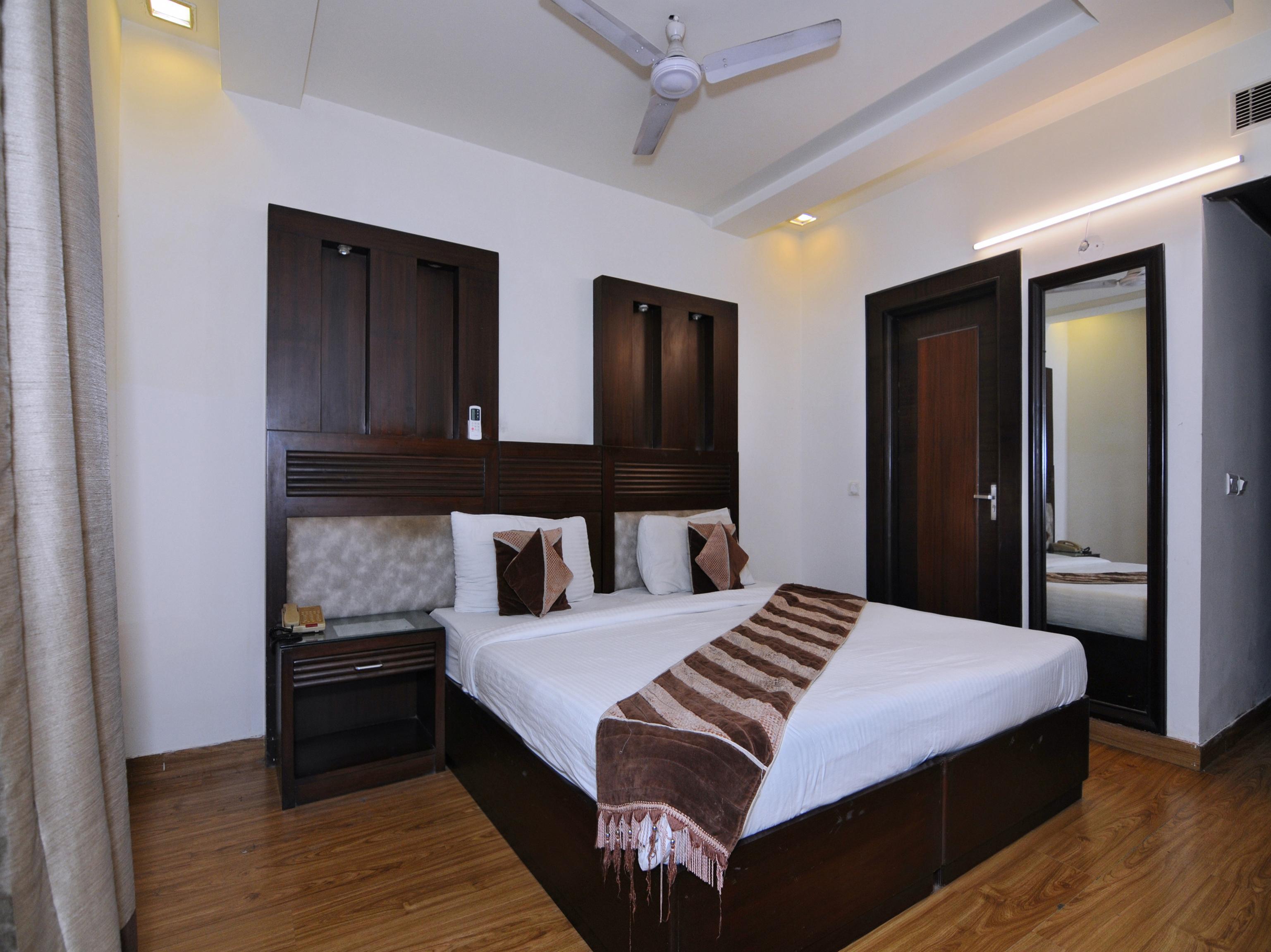 Oyo 6845 The Grand Hotel New Delhi Buitenkant foto