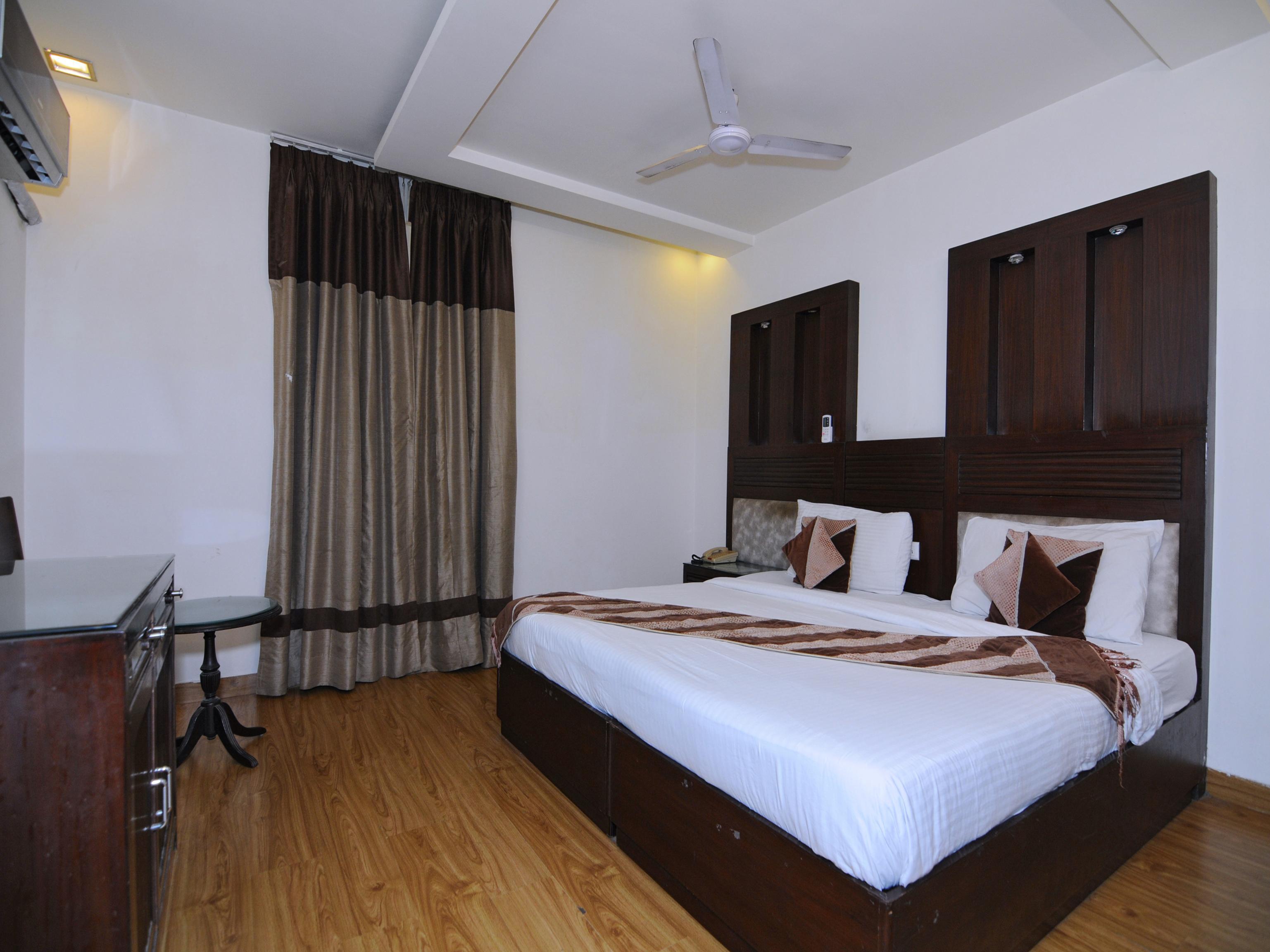 Oyo 6845 The Grand Hotel New Delhi Buitenkant foto