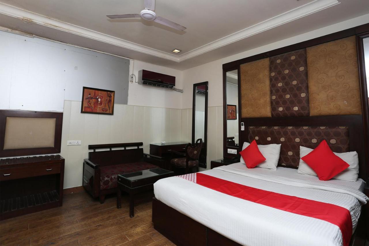 Oyo 6845 The Grand Hotel New Delhi Buitenkant foto