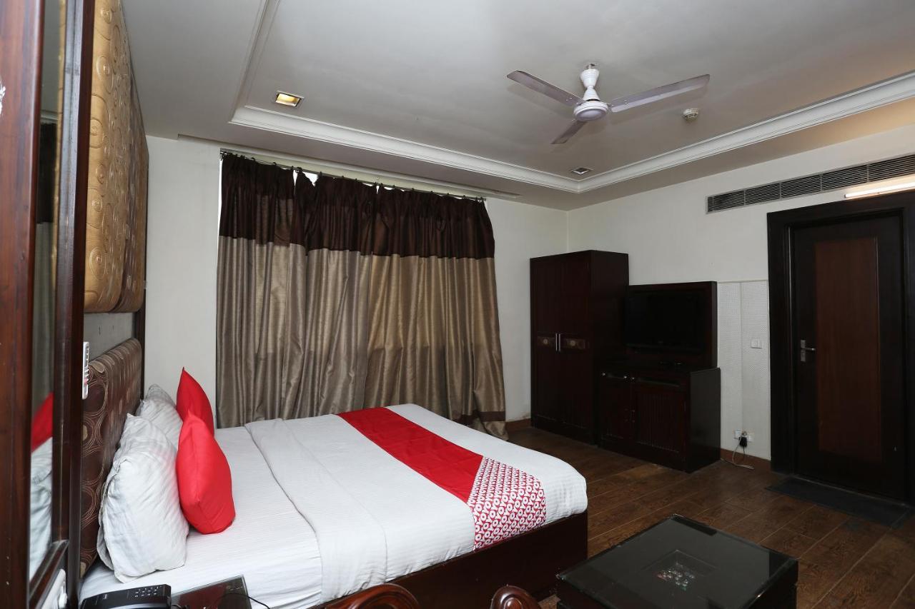 Oyo 6845 The Grand Hotel New Delhi Buitenkant foto