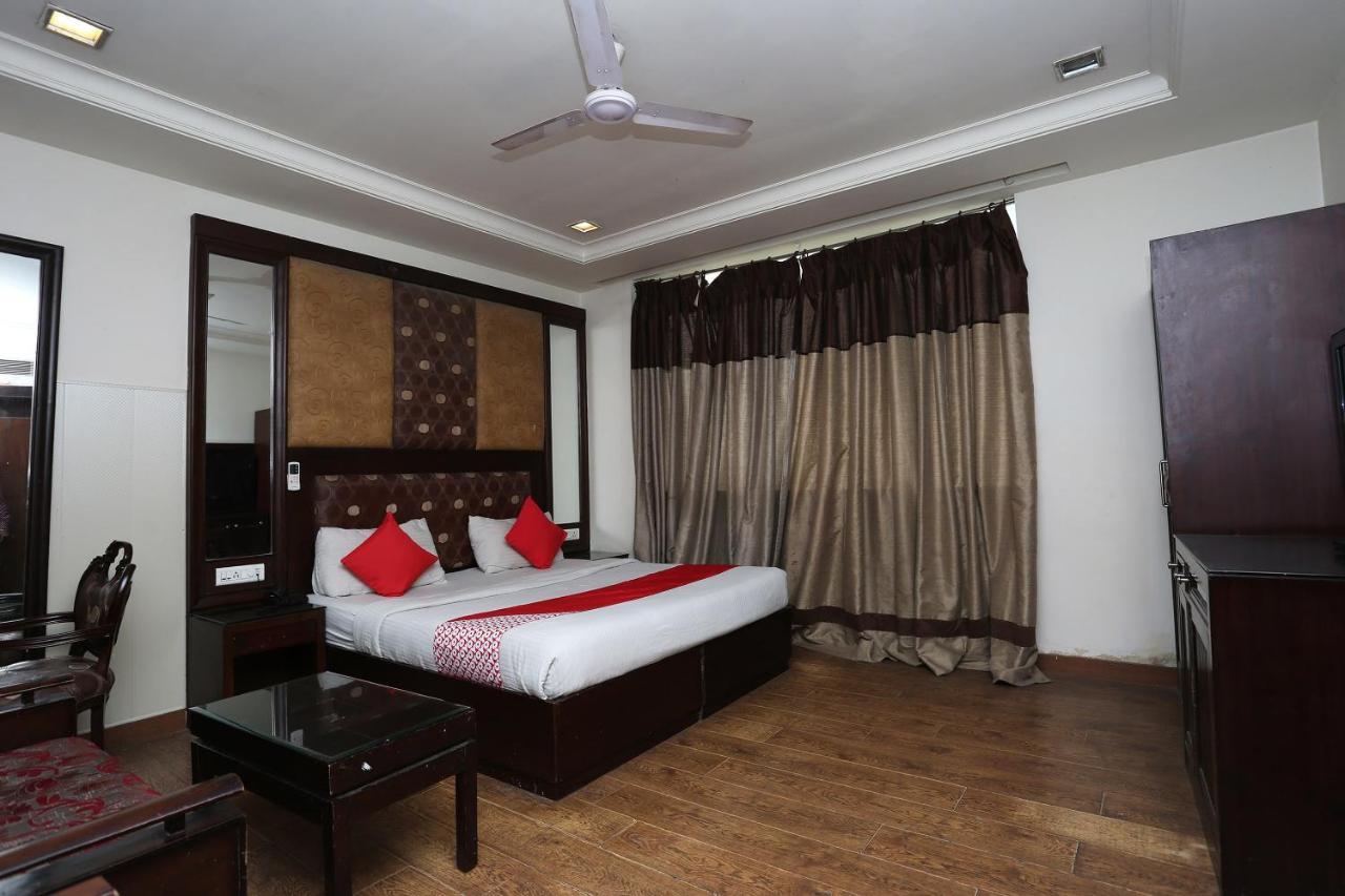 Oyo 6845 The Grand Hotel New Delhi Buitenkant foto