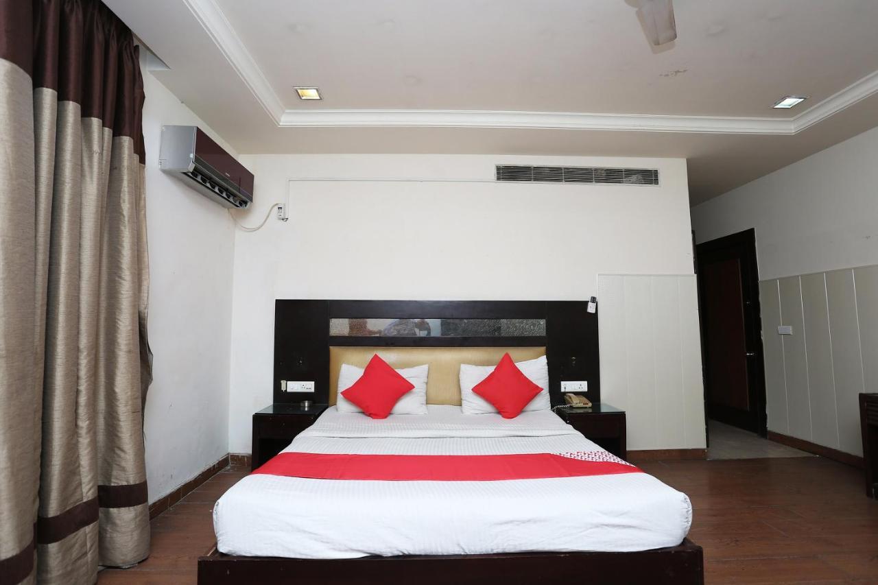 Oyo 6845 The Grand Hotel New Delhi Buitenkant foto