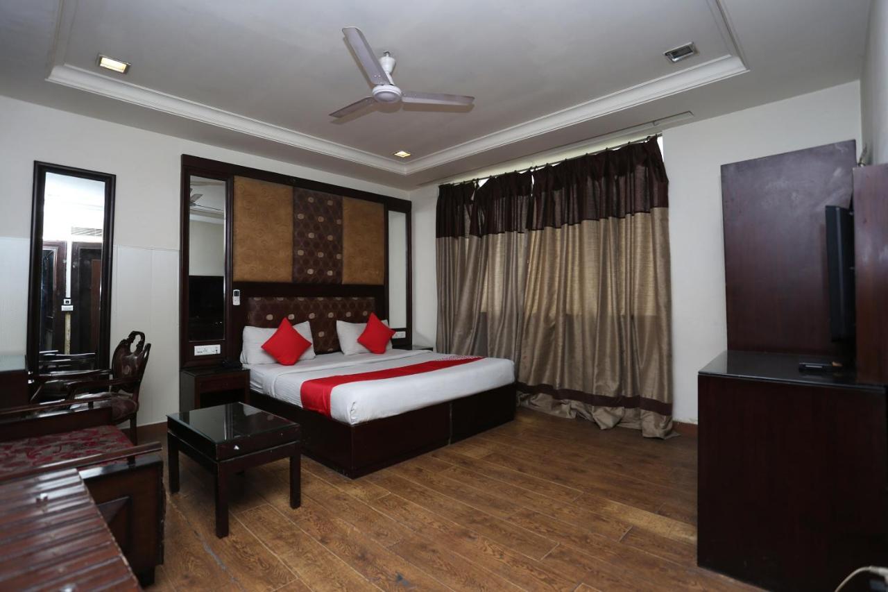 Oyo 6845 The Grand Hotel New Delhi Buitenkant foto