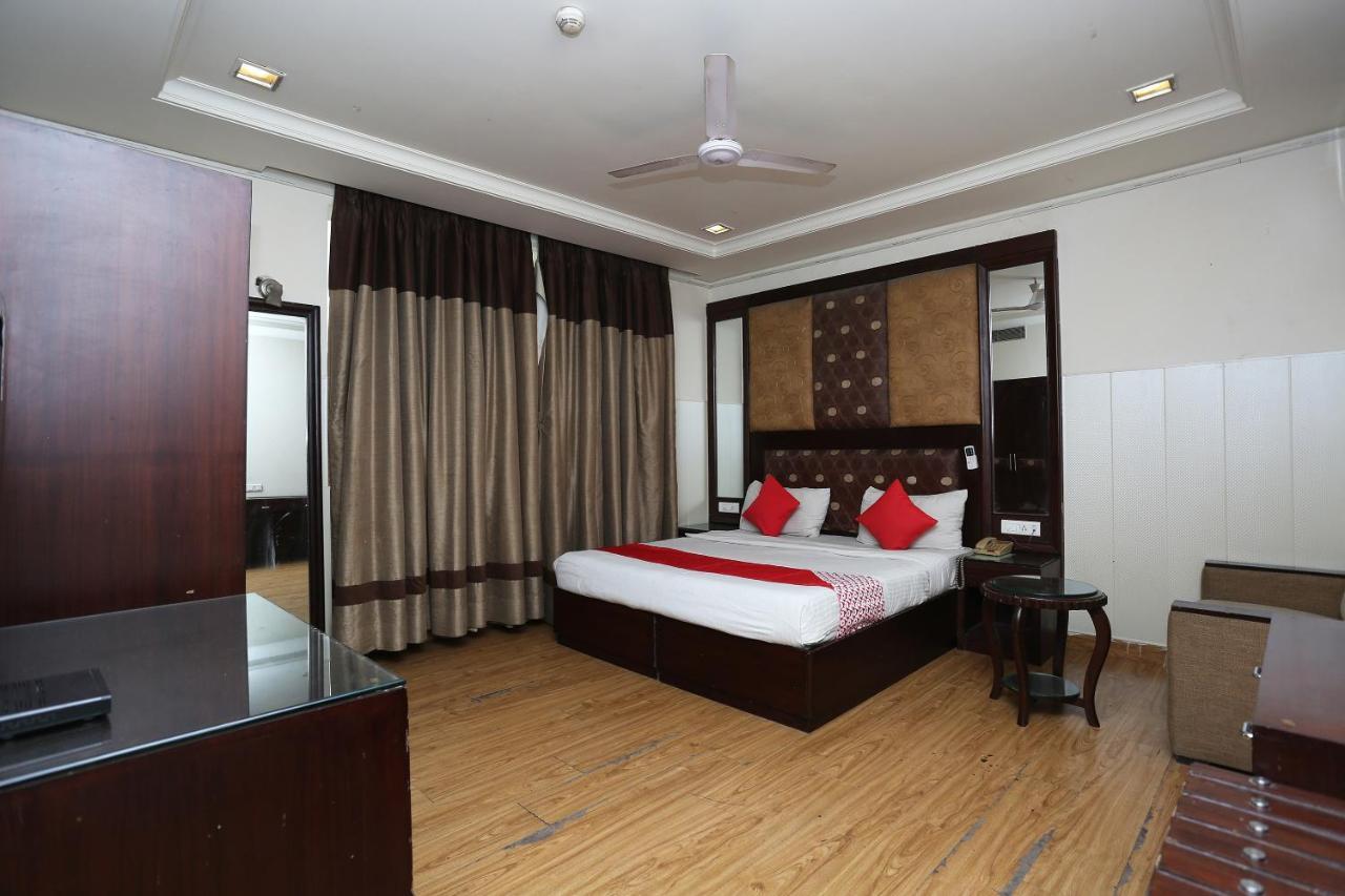 Oyo 6845 The Grand Hotel New Delhi Buitenkant foto